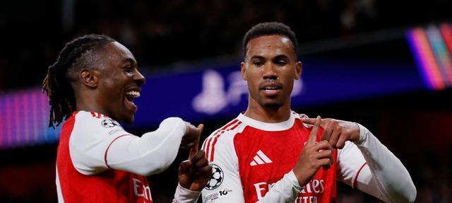 src, 档双前锋, 赛展开争夺 src, 档双前锋, 赛展开争夺